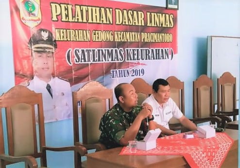 Guna Keamanan Lingkungan Tetap Terjaga, Puluhan Linmas Di Beri Pelatihan Oleh TNI