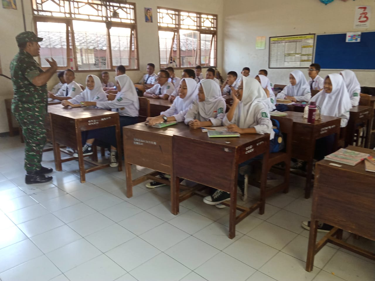 Tangkal Bahaya NORKOBA Babinsa Kratonan Berikan Sosialisasi Kepada Siswa SMP 19 Serengan