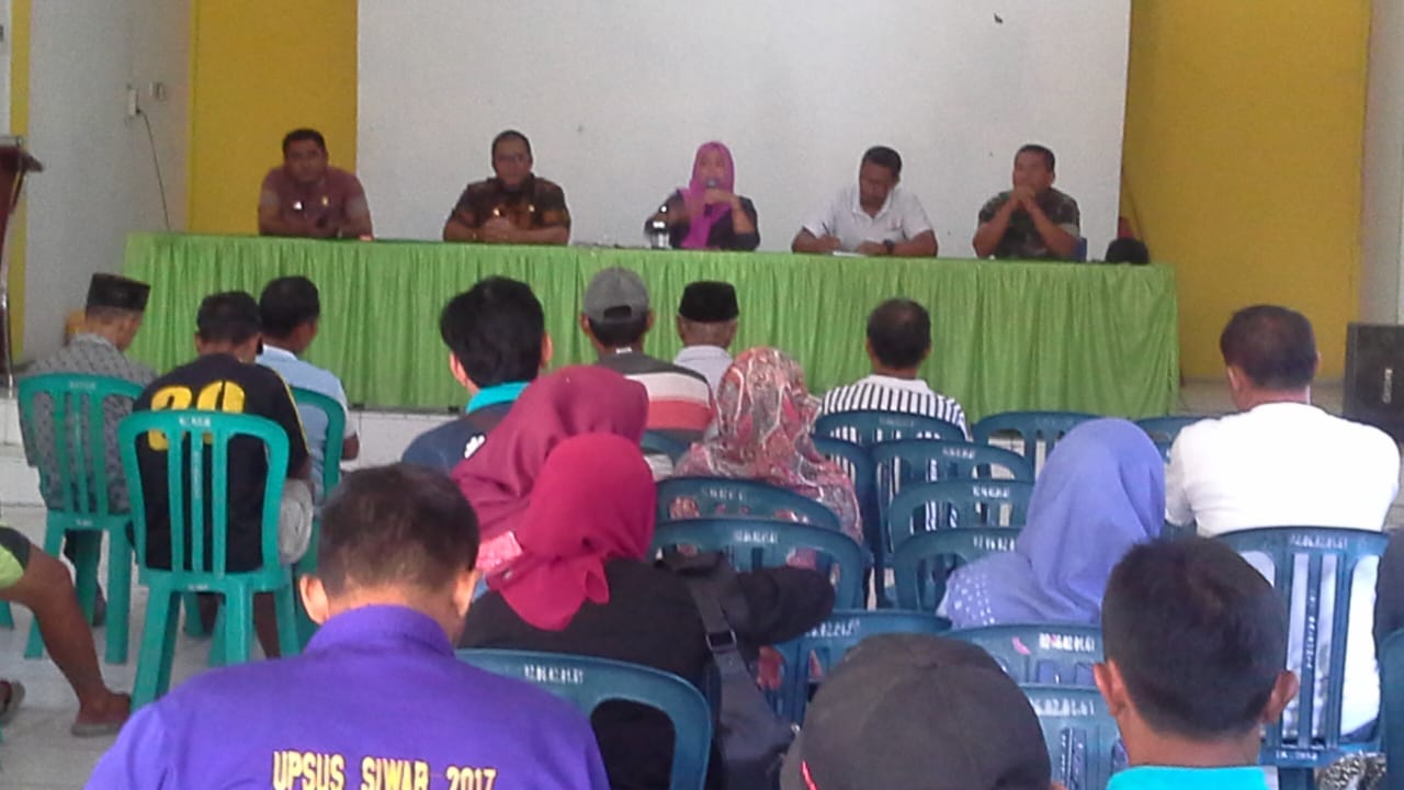 76 KK RTMP di Kelurahan Salassa Terima 50 Ekor Ayam