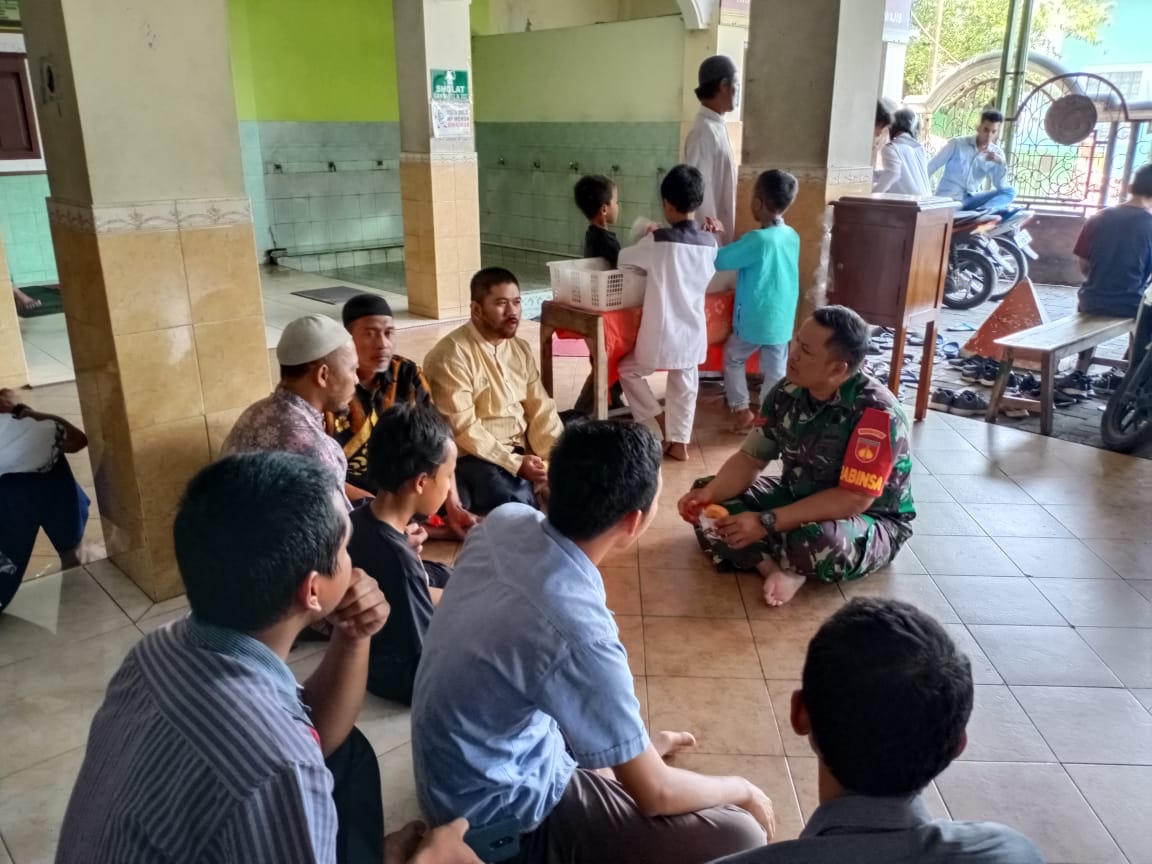 Manfaatkan Waktu solat Jumat Babinsa Kelurahan joyotakan KOMSOS dengan Ta’mir Masjid ANimah