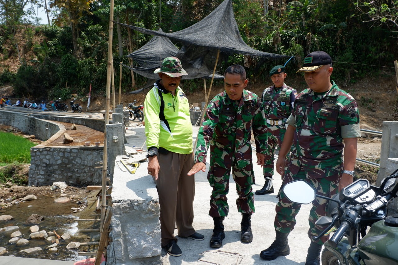 Kejar Target Mayor Inf Suwarko Wakili Dandim Karanganyar Tinjau TMMD di Desa Salam