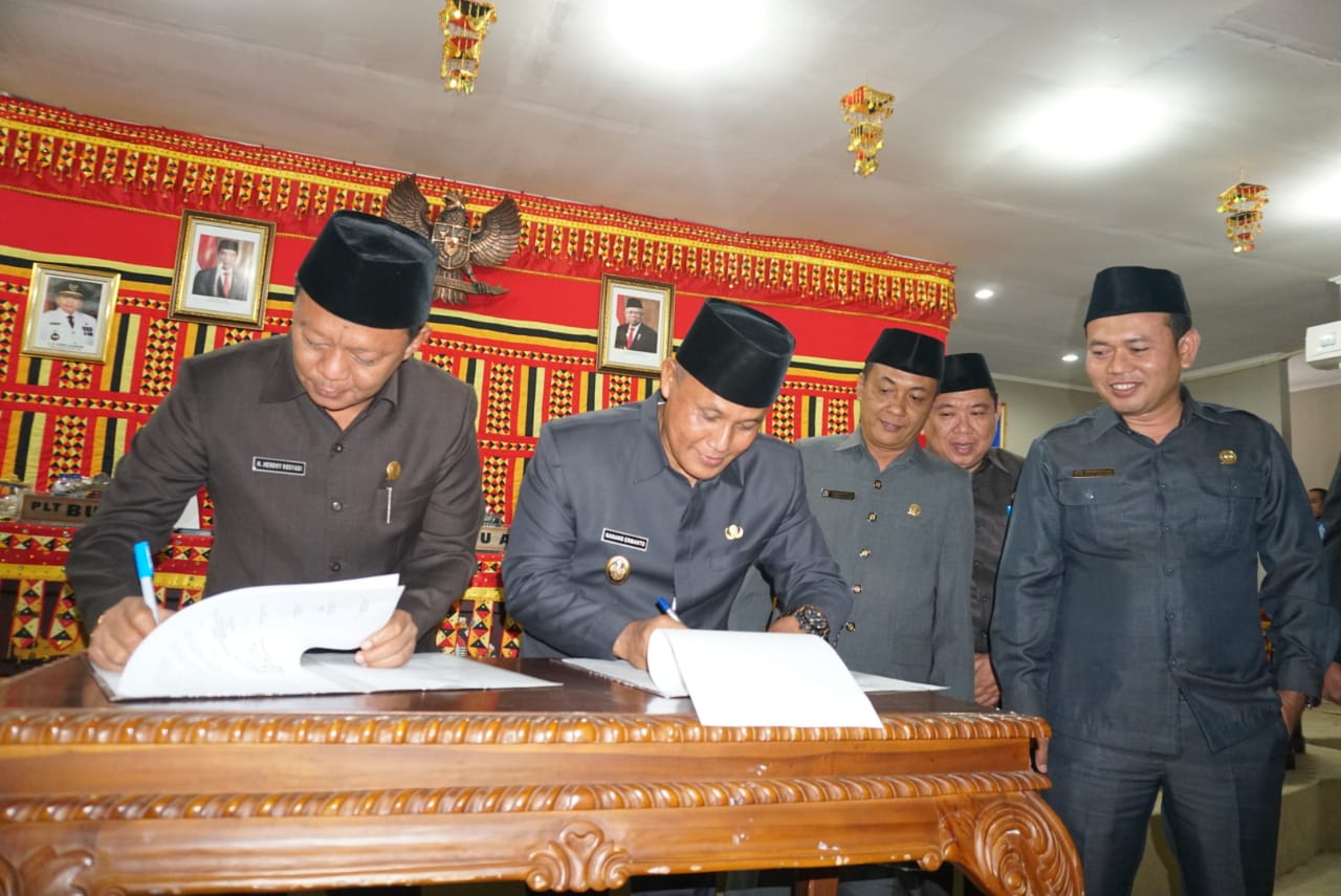 Plt Bupati Lampung Selatan Bersama DPRD Tandatangani Nota Kesepakatan