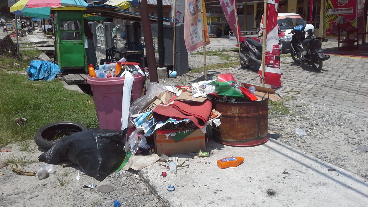 Sampah Membusuk Didepan Rumah Warga Dikeluhkan Membusuk, Satu Minggu Belum Diangkut Petugas