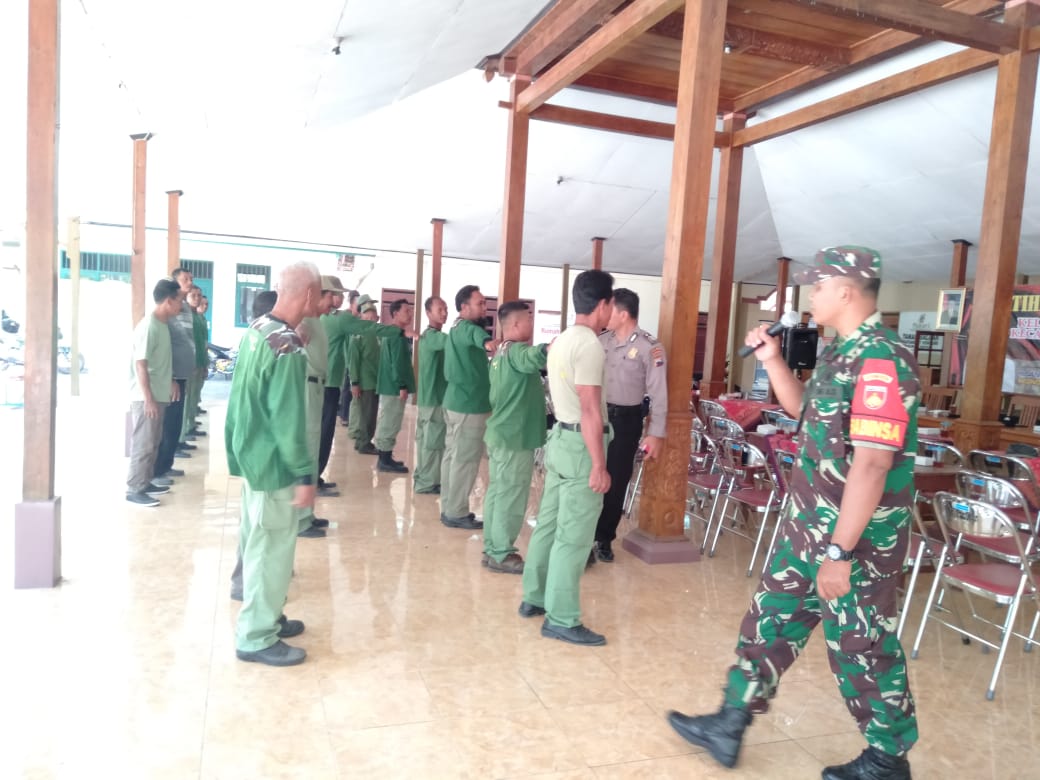 Gembleng Linmas, Babinsa Dan Babinkamtibmas Kompak Berikan Pelatihan