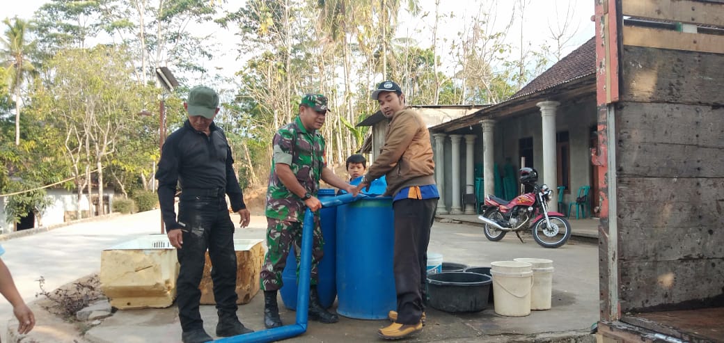 Kemarau Panjang Babinsa Bantu Pendistribusian Air Bersih di Desa Binaan