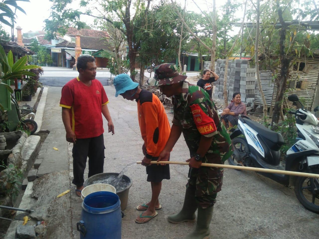 Sikap Peduli Babinsa Kepada Warga, Bantu Penyaluran Air Bersih