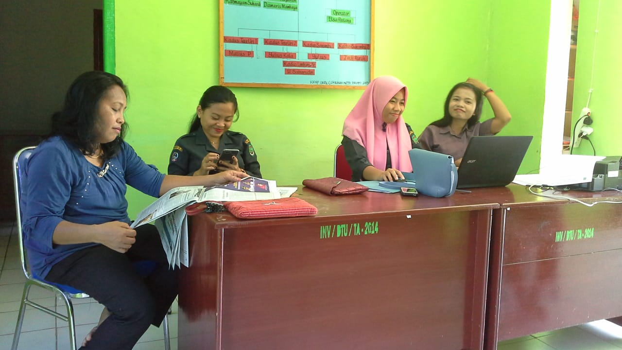 Aparat Pemerintah Desa Aktif Berikan Pelayanan Pada Warga