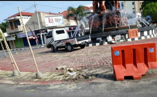 Belum Sehari Dibuka Paving bundaran Tugu Pancasila Sudah Amblas