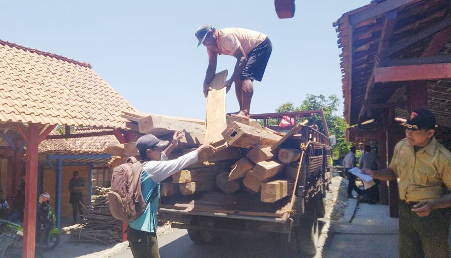 Polres Blora Bersama Aparat Gabungan, Amankan Ratusan Kayu Jati Di Duga Hasil Curian.