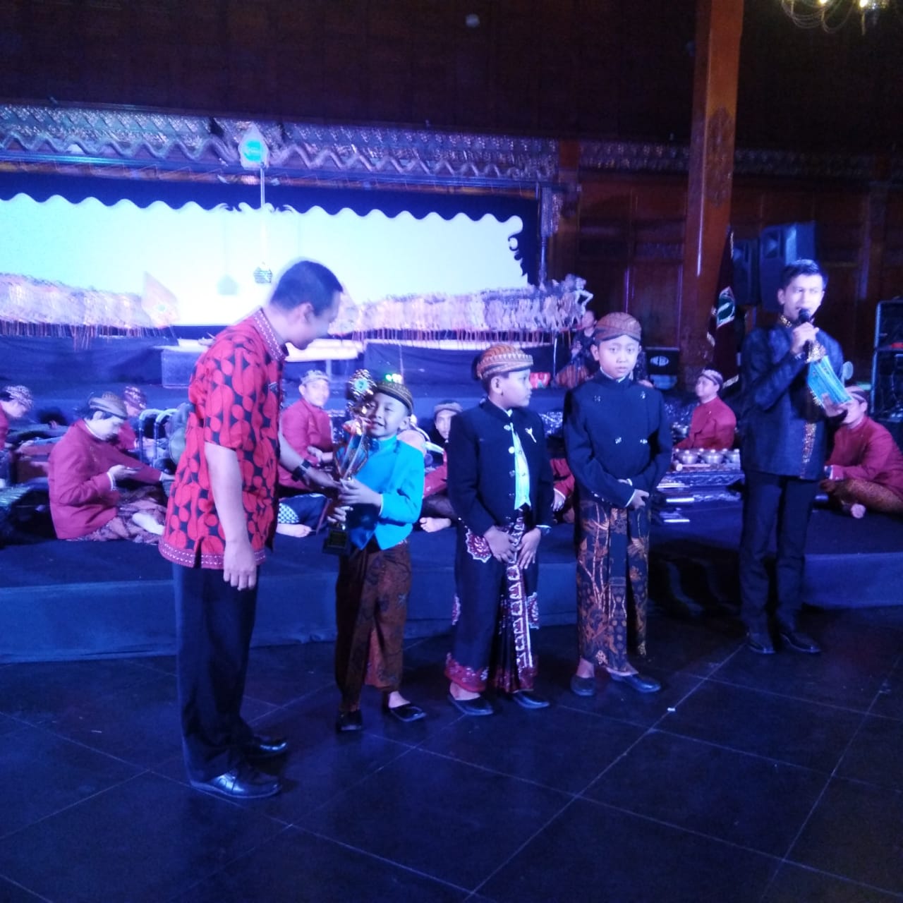 Gibran Kelas 2 SD Muhammadiyah 1 Ketelan, Raih Juara Festival Dalang Cilik Nasional