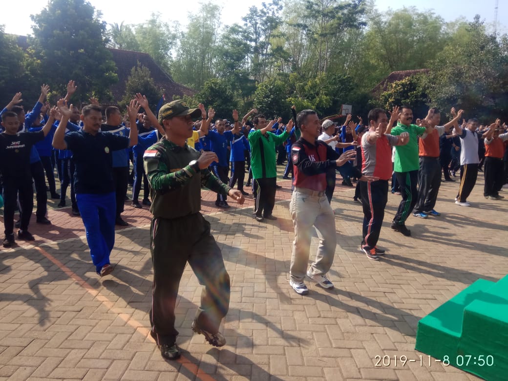 Forkopimcam Jatiroto Senam Bersama Ratusan Murid Peringati HKN Ke-55