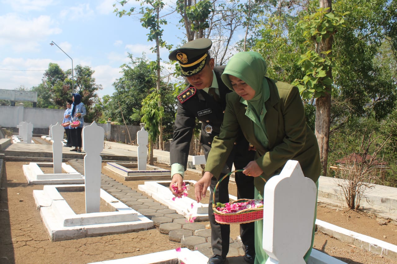 Dandim Wonogiri Tabur Bunga Pada Ziarah Peringatan Hari Pahlawan