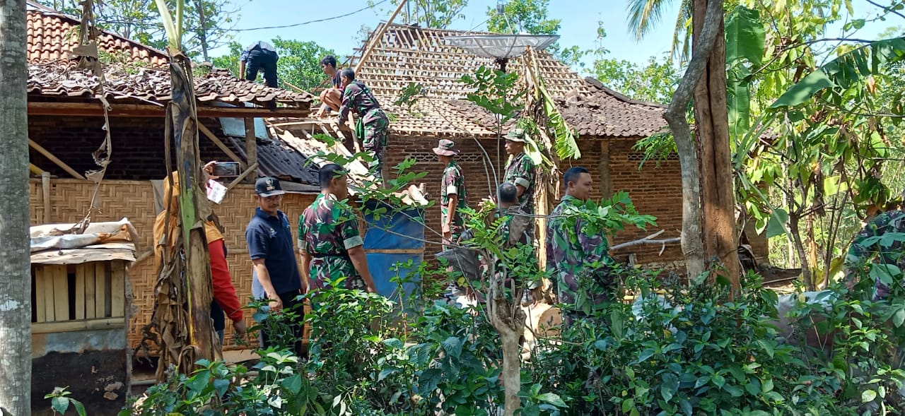 Peduli Korban Bencana, Anggota Koramil 14/Jatisrono Turun Bersihkan Puing Dan Pohon Tumbang
