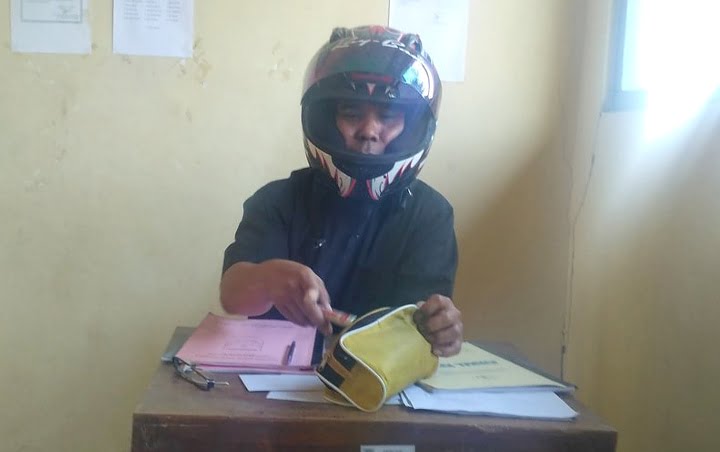 HEBOH..! Guru SMP Di Klaten Pakai Helm Saat Mengajar Di Kelas, Ternyata Ini Faktanya