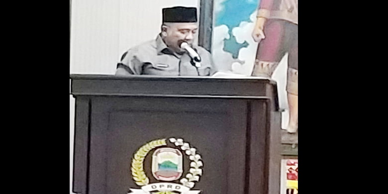 M. Akyas Berpantun Saat Bacakan Pandangan Umum Fraksi PKS