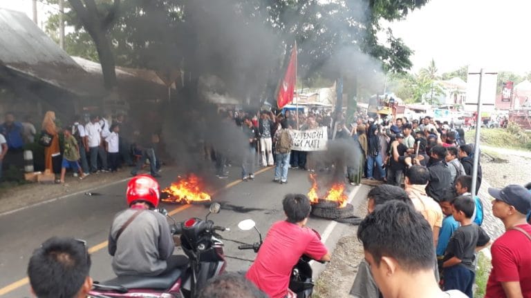 Blokade Jalan Trans Sulawesi, Warga Demo Tuntut Pemekaran Kabupaten
