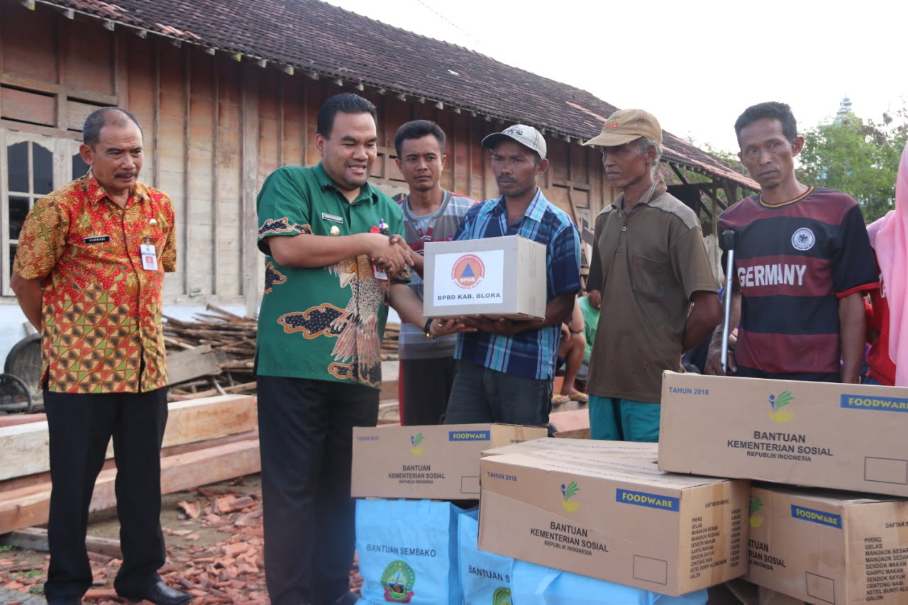 Korban Bencana Angin Puting Beliung Kecamatan Randublatung Terima Bantuan