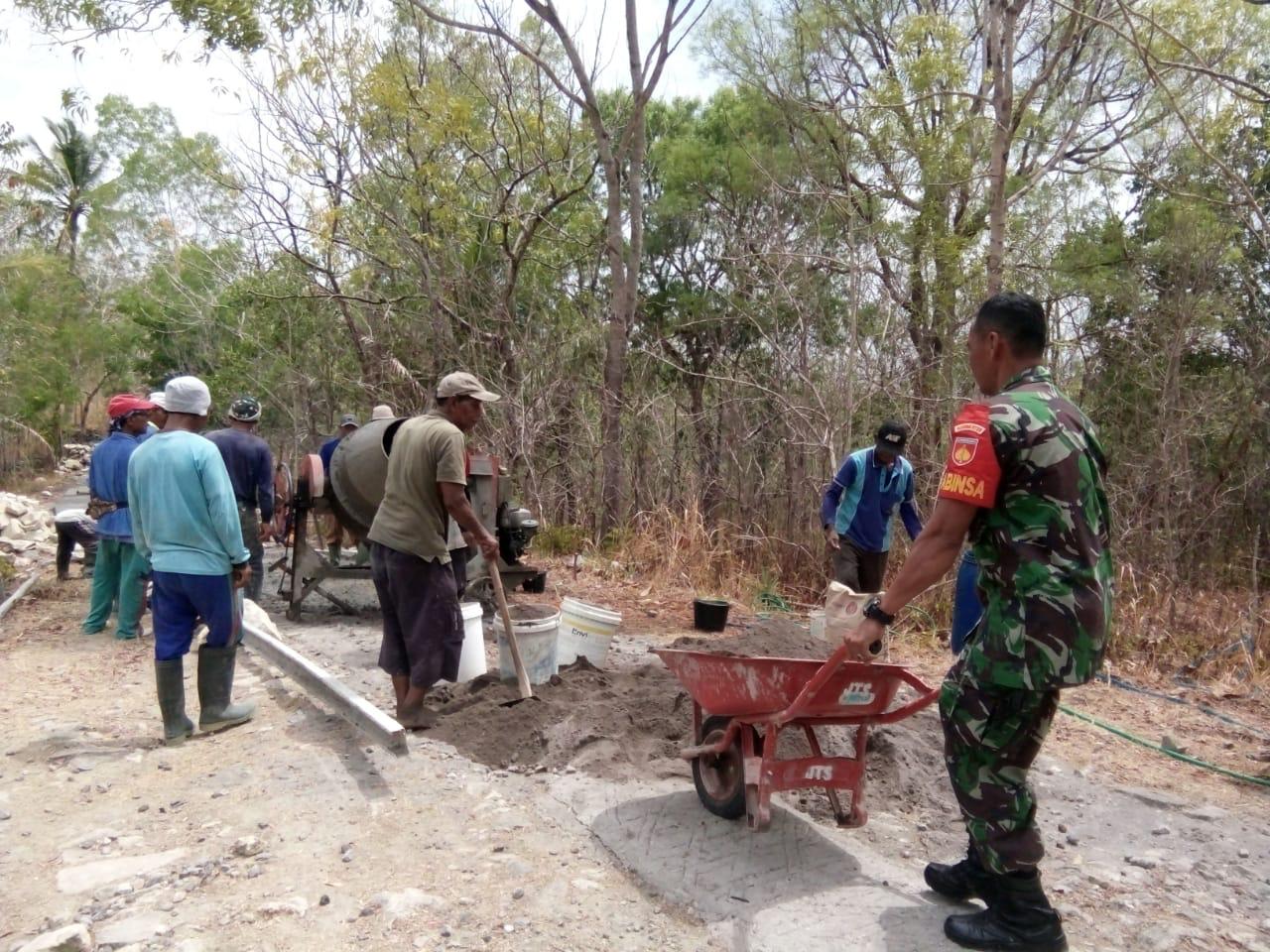 Babinsa Ajak Masyarakat Jalin Komunikasi Lewat Gotong-Royong