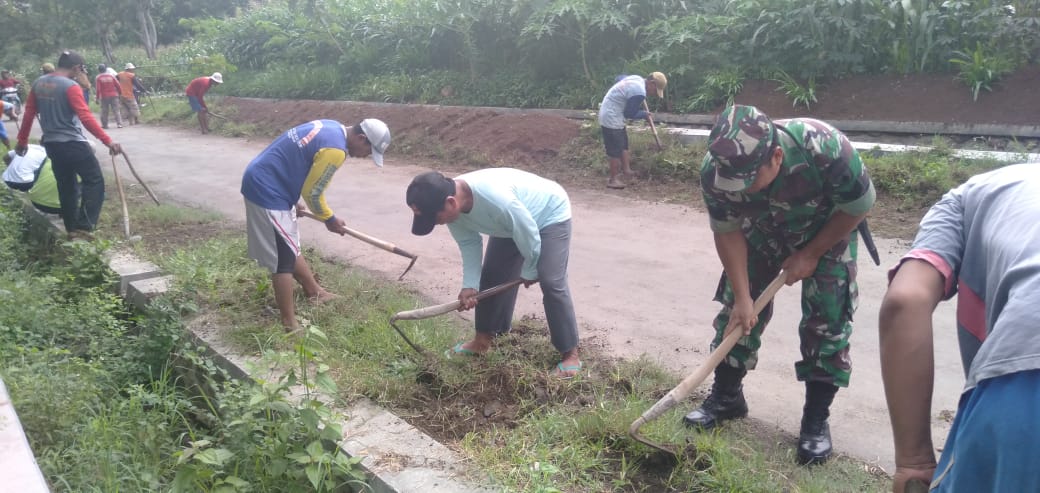 Jaga Kebersihan Lingkungan,  Babinsa Koramil Slahung Kerja Bakti Bersama Warga