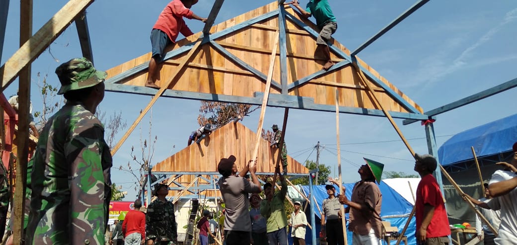Polsek, Koramil, bersama Warga Banjarjo Meringankan  Korban Musibah Rumah Terbakar
