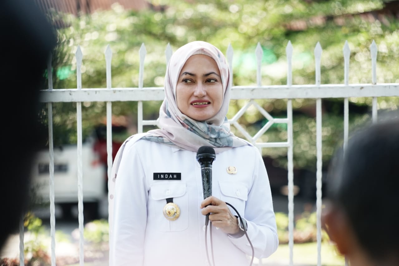 Bupati Indah Lepas Kontingen PGRI ke Barru, Penguasaan Bahasa Inggeris