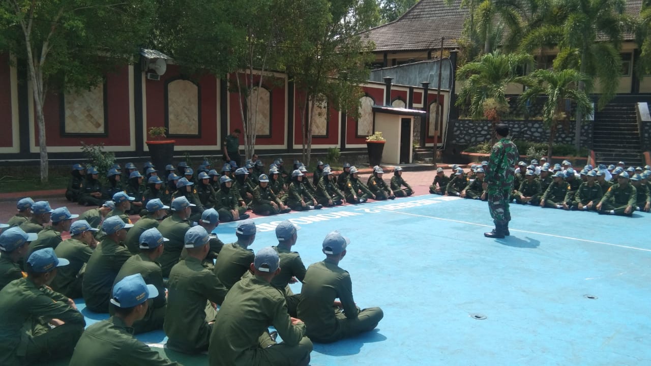 Anggota Kodim 0728/Wonogiri Berikan Pendidikan Dasar Ketarunaan Kepada 138 Siswa-Siswi SMKN 2 Wonogiri