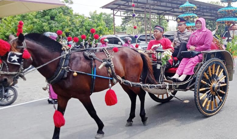 Unik Kasubbag Humas Polres Blora, Di arak delman hias