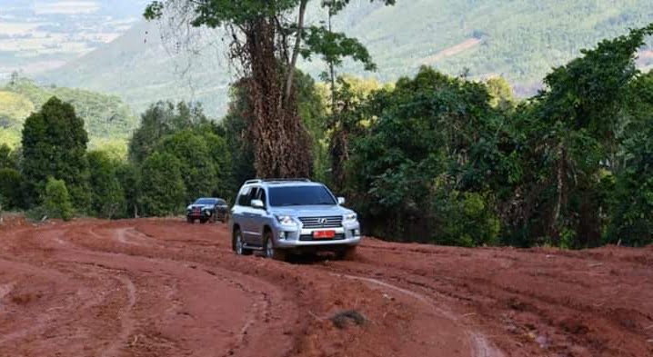 Bupati Luwu Puji Gubernur Bergaya umur 18 tahun Nyetir Mobil ke Bastem-Toraja