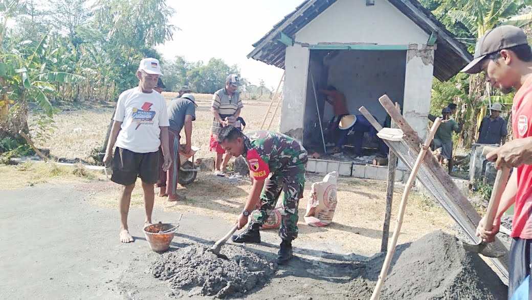 Anggota Koramil Paron Bersama Masyarakat Bangun Mushola