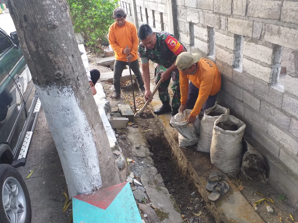 Tingkatkan Kebersihan, Anggota Koramil Gotong Royong Bersihkan Saluran Air