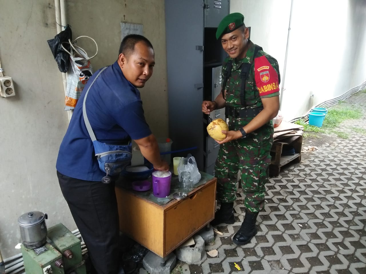 Tegur Sapa Babinsa Ganteng Ini Memperkuat Kemanunggalan TNI Dengan Rakyat