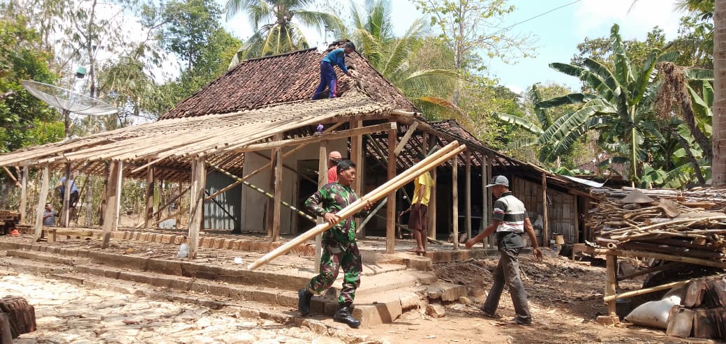 TNI dan Masyarakat Rehab RTLH di Dusun Pageyan