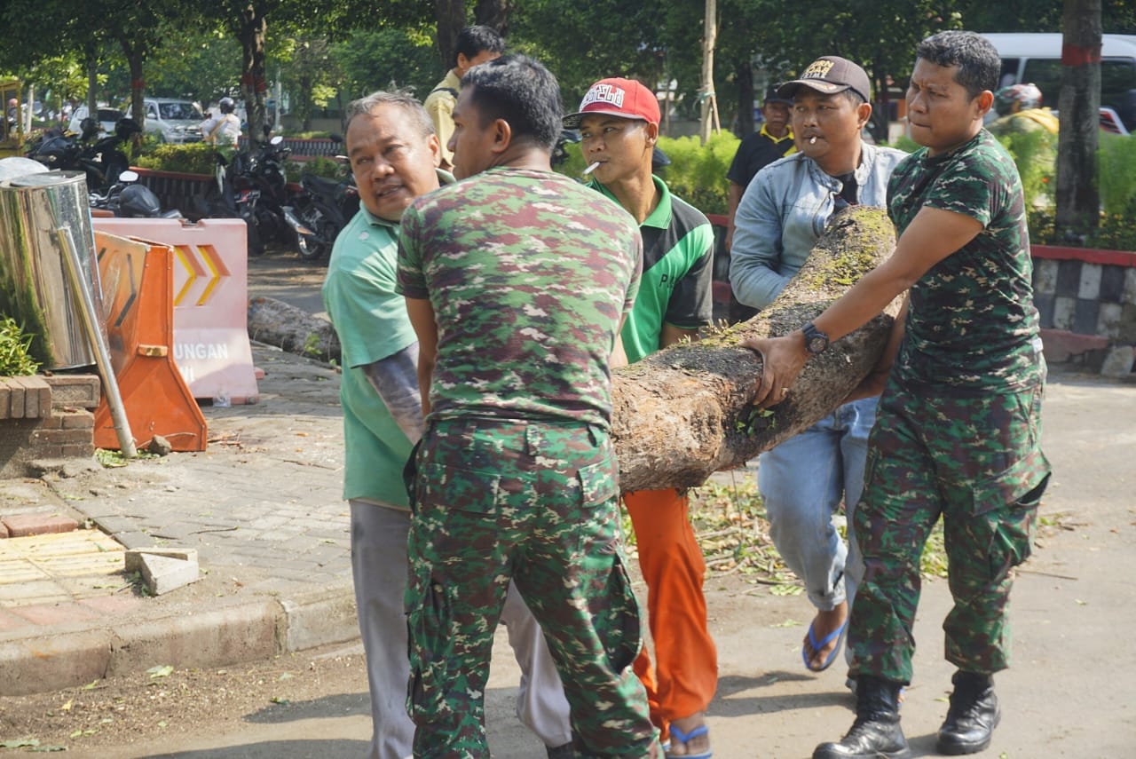 Dandim Ngawi Perintahkan Anggotanya Bantu Masyarakat Yang Terkena Bencana Alam