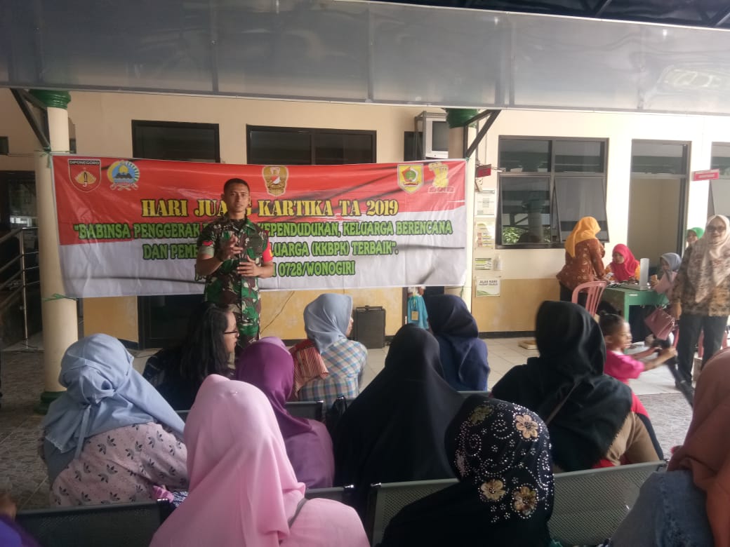 Ada Pemberian Piagam Penghargaan Pada Safari KB Koramil 22/Slogohimo