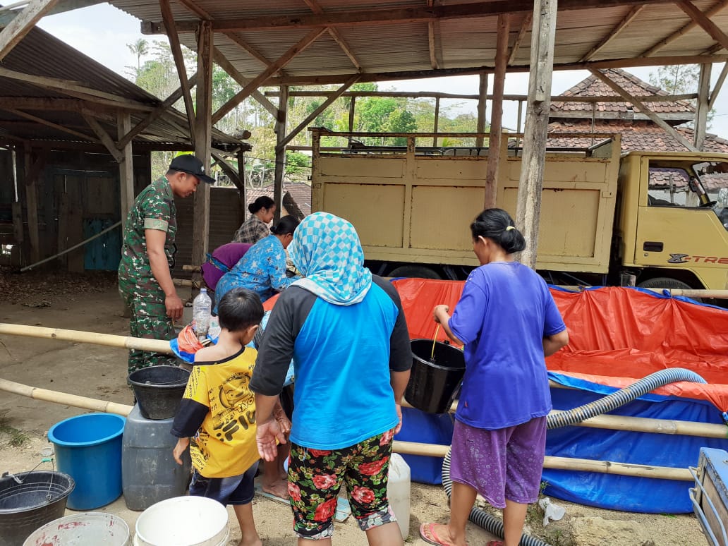 Ada Pemberian Piagam Penghargaan Pada Safari KB Koramil 22/Slogohimo