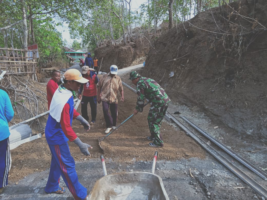 Babinsa Dan Warga Gotong-Royong Wujudkan Jalan Yang Nyaman