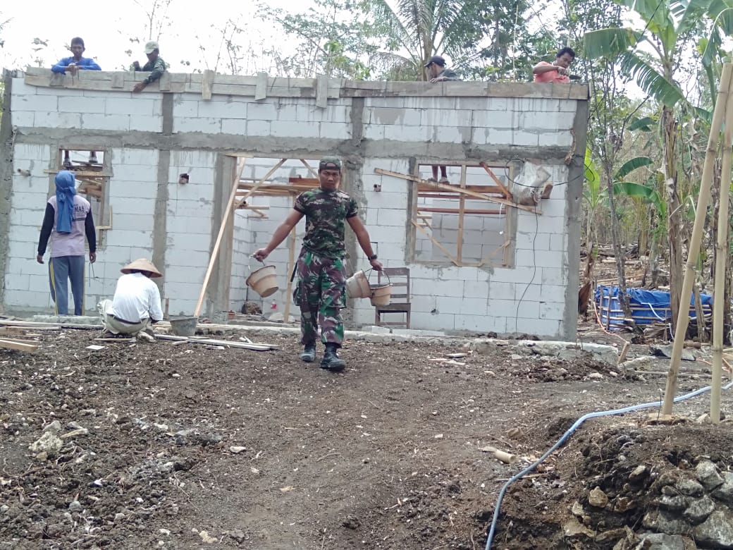 Ringankan Beban, Anggota Koramil 08/Giriwoyo Bersama Warga Bantu Rehab Rumah Tukiman
