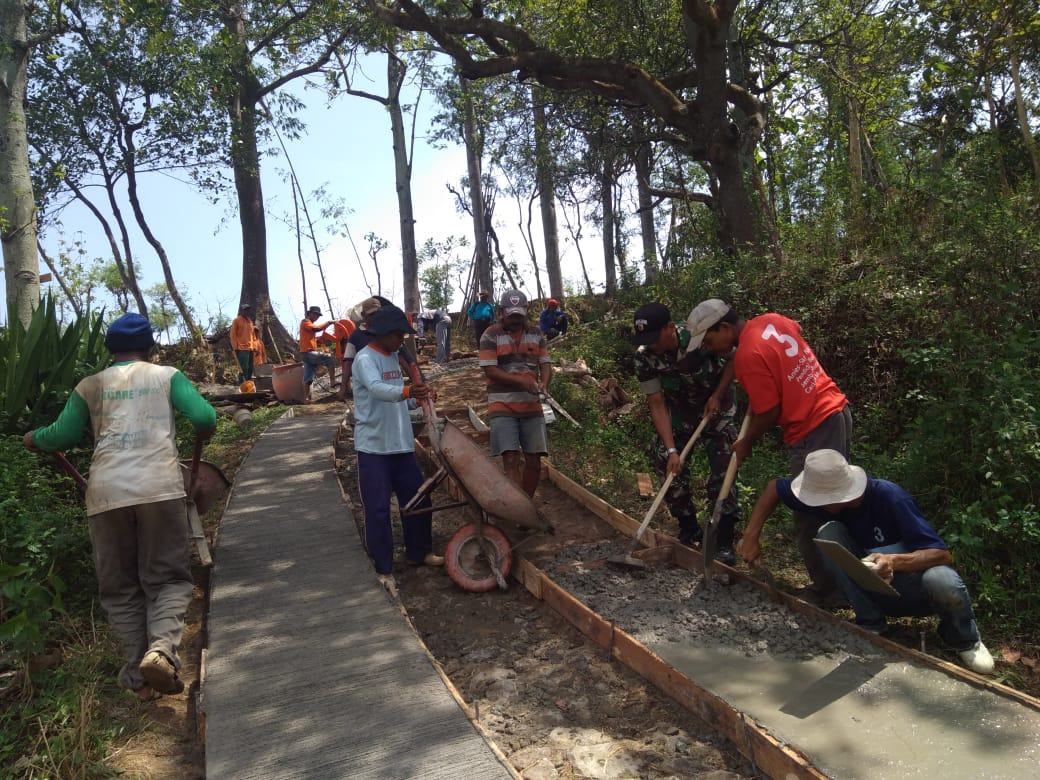 Kondisi Jalan Rusak, Babinsa Randu Alas Bersama Warga Kerja Bakti Rabat Jalan
