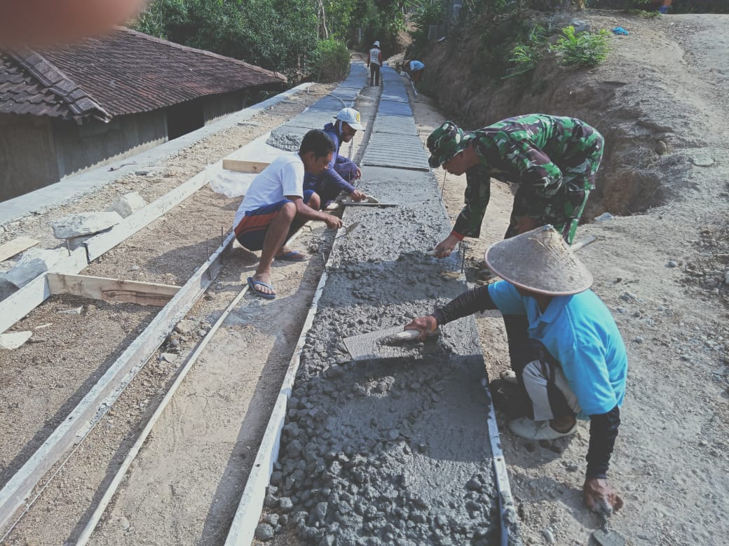 Babinsa Beserta Perangkat Desa Dan Warga Percepat Rabat Jalan Dusun