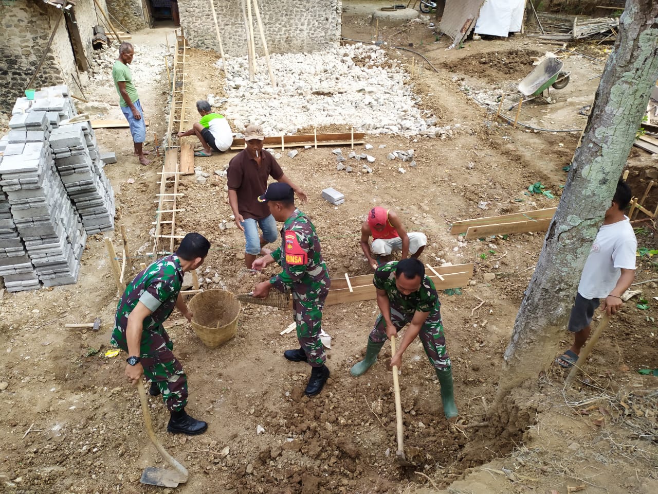 Anggota Koramil 24/Puhpelem Bantu Rehab Rumah Larno