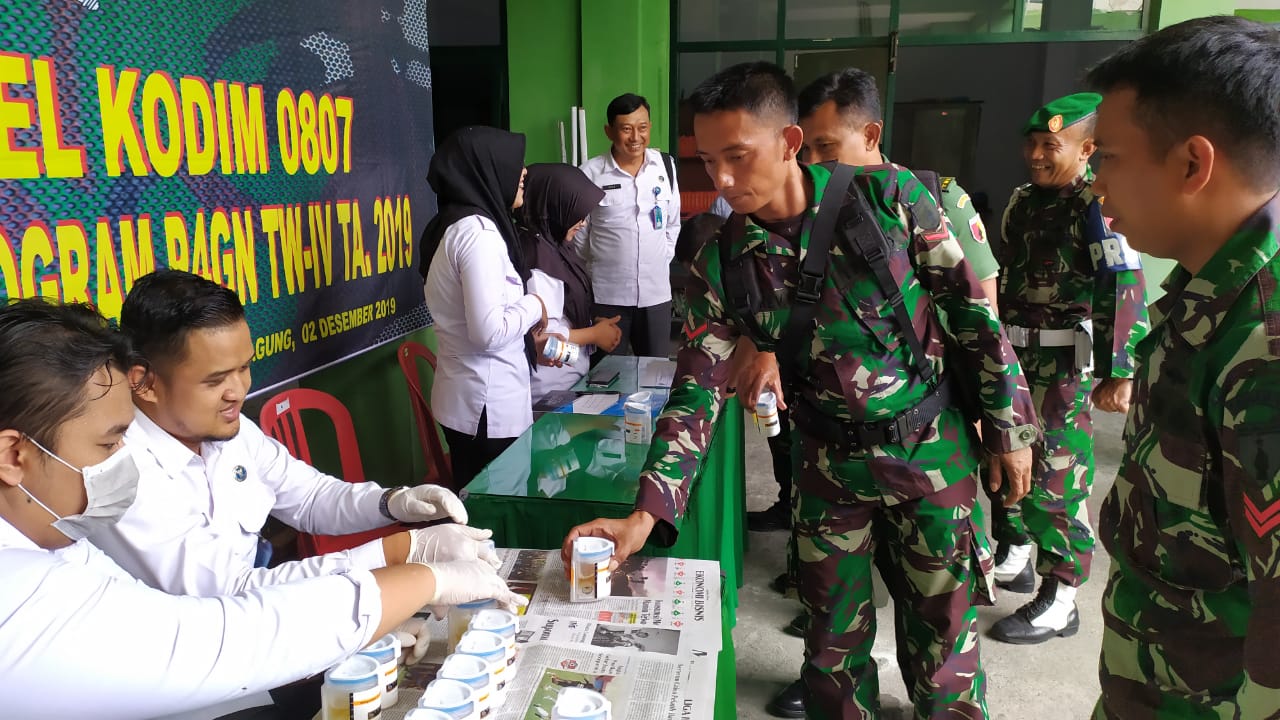 Usai Penyuluhan Narkoba, Para Anggota Kodim Tulungagung Ikuti Tes Urine