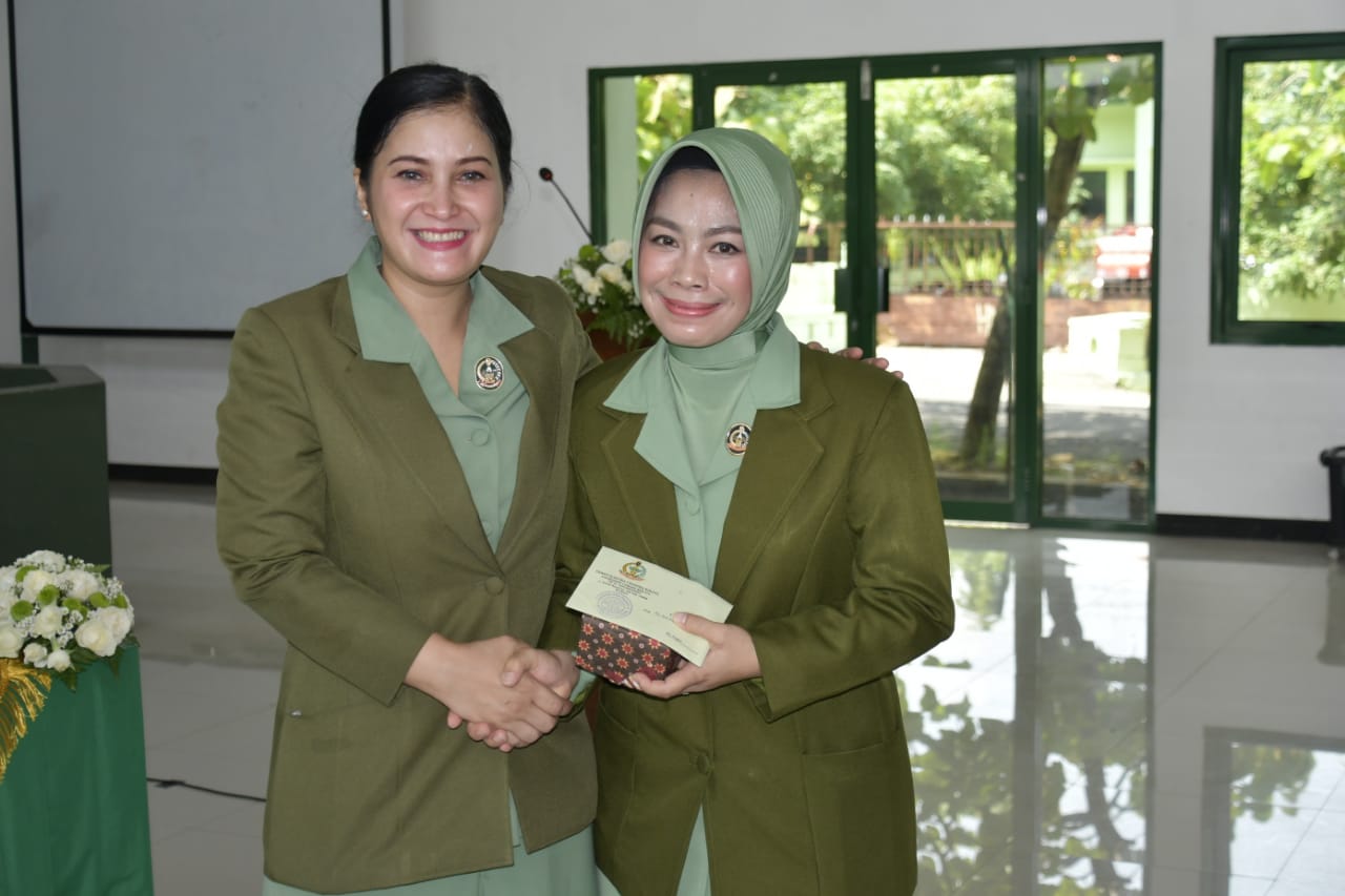 Ketua Persit KCK Koorcab Rem 074 PD IV/Diponegoro Pimpin Sertijab Ketua Persit KCK Cab LXI Yonif Raider 408