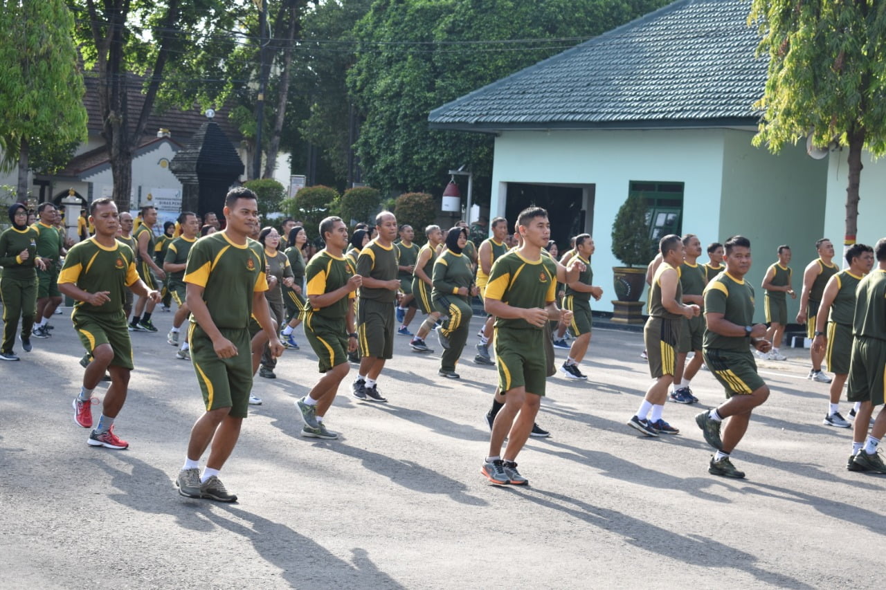 Cintai Kebhinnekaan, Ratusan Prajurit TNI, PNS dan Persit Korem 081/DSJ Latihan Tari Sajojo