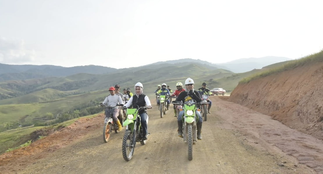 Naik Motor Trail, Bupati Lutra Tinjau Pembangunan Jalan Yang di Biayai APBD