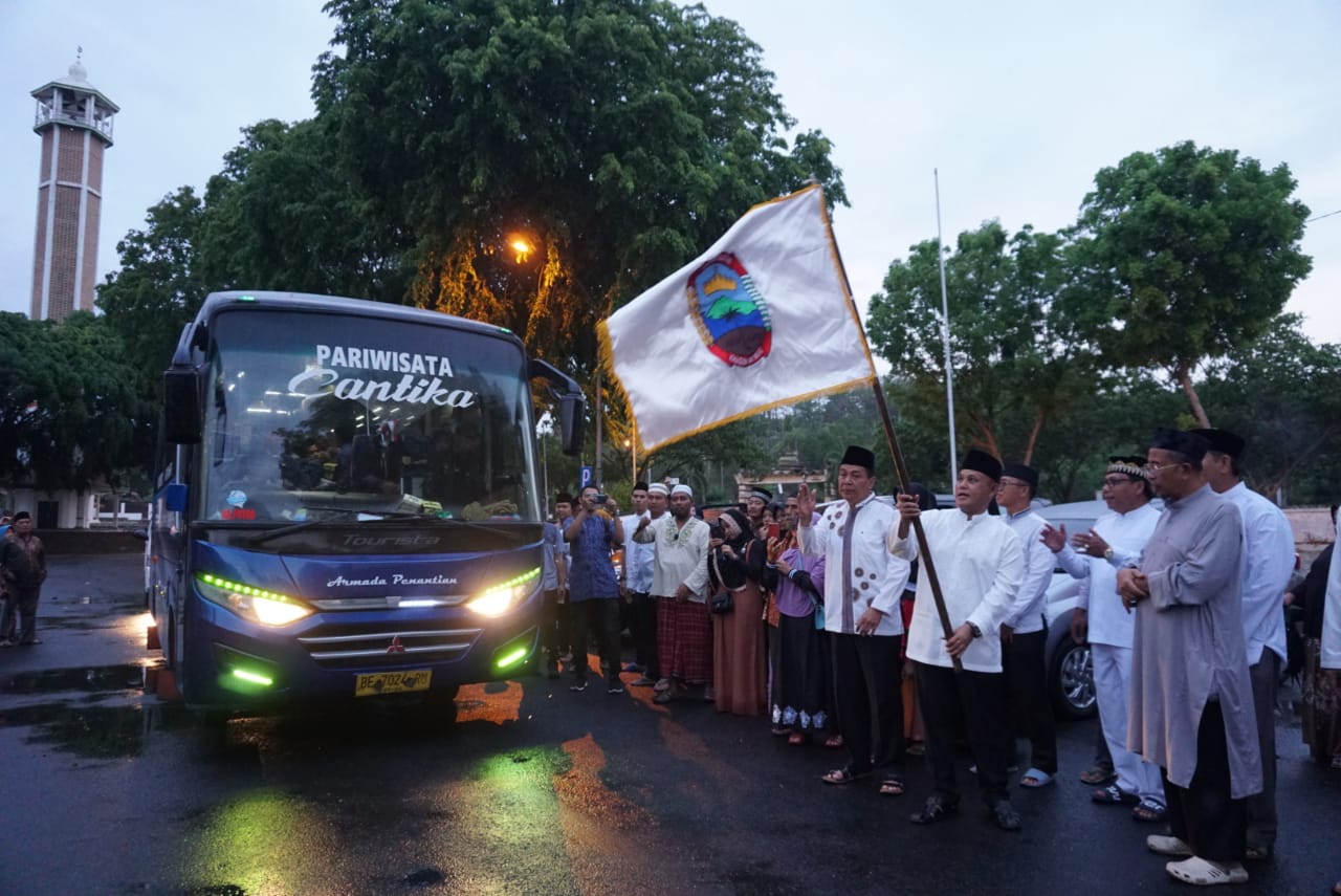 Rombongan Jema,ah Umroh Program Pemkab Lamsel Diberangkatkan