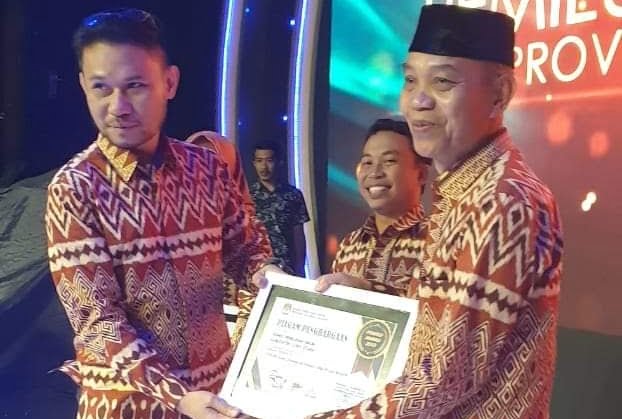 2 Penghargaan di Terima KPUD Lutra Pada Ajang Pemilu Award 2019