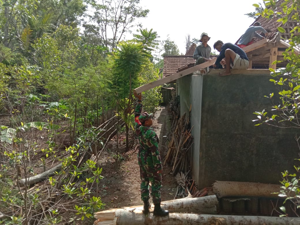 Koramil 22/Slogohimo Bersama Aparat Desa Dan Warga Bersihkan Rumah Sukarti