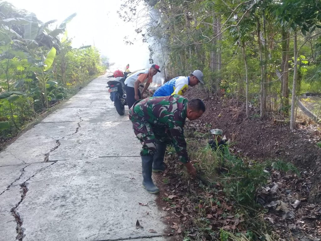 Babinsa Wonocoyo Ajak Warga Kerja Bakti Pembersihan Selokan