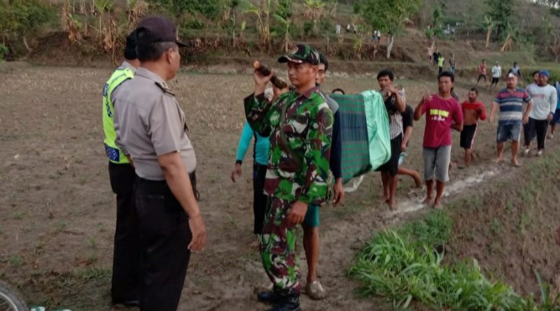 Sigap! Babinsa Bantu Evakuasi Korban Tersambar Petir Di Desa Gampeng Kec. Ngluyu