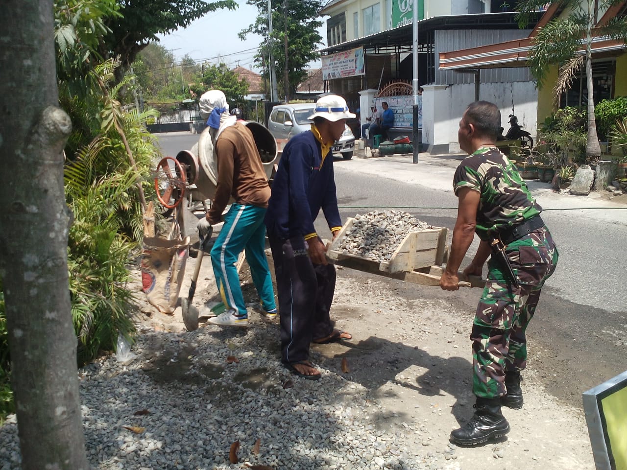 Antisipasi Banjir Saat Hujan, Babinsa Koramil  Kota Ponorogo Bersama Warga Perbaiki Saluran Air